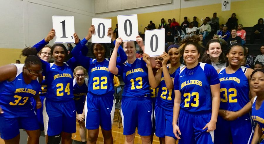 Trinity+Edwards+%28%2323%29+poses+with+her+teammates+after+scoring+her+1000th+point.+