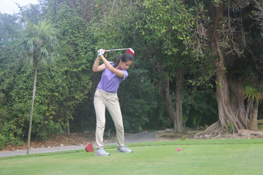 Tiffany Li playing golf.