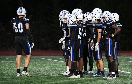 Bulldogs defense setting up on the field. Photo by Zavier Tsai