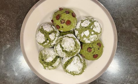 An assortment of matcha crinkle and chocolate chip cookies!
Photo by Hannah Choy