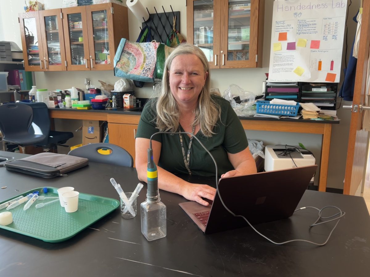 Photo Courtesy of Noa Zilber. Dr.Wagner overseeing her AP biology students as they work on a lab.