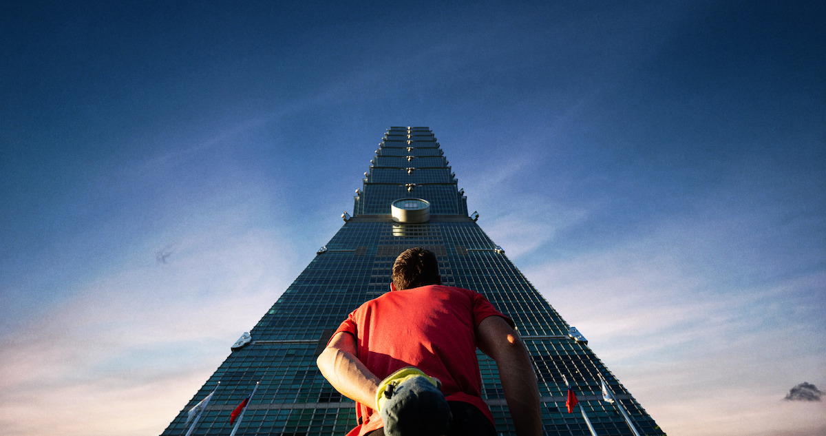 Alex Honnold at the base of the Taipei 101. Promotional photo by Netflix